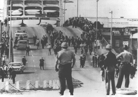 Bloody Sunday-officers await demonstrators